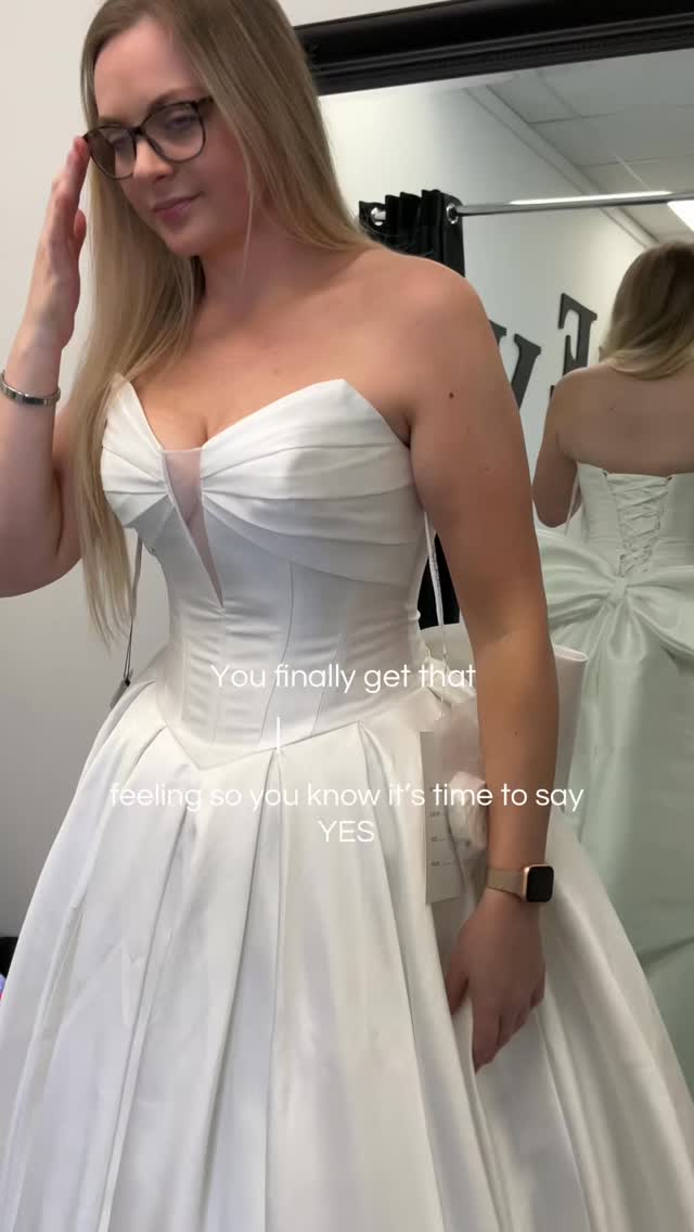 You finally get that magical feeling… not the movie scene kind, but the real one. The moment you look at yourself and feel beautiful, confident, and completely like a bride. It’s not always tears, sometimes it’s the smile you can’t hide and the feeling deep within that says, “this is the dress.” ✨
