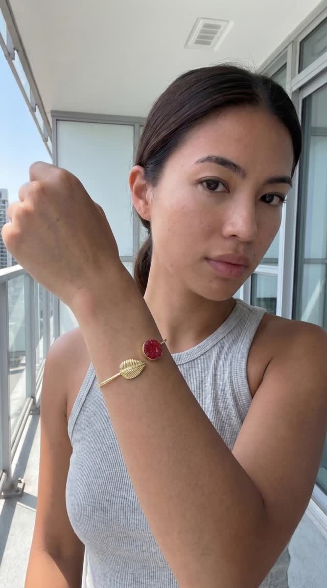 Transform your style with a pop of color! 🌈✨ Discover your perfect Druzy Stone Bracelet and shine bright. Which color is calling you? 💎💬
Available in red green or blue
#JewelryGoals #DruzyStoneBracelet #GemstoneJewelry #HolidayGifts AdjustableBracelet