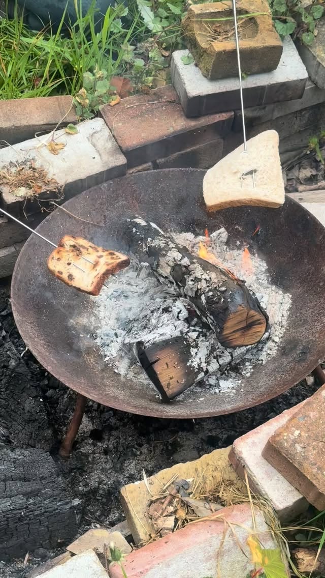Crackling fire + toasted fruit bread = the perfect Friday at nature school π₯π #butterfliespreschool #outdoorplay #outdoorlearning #natureschool #butterfliespreschoolcoulsdon