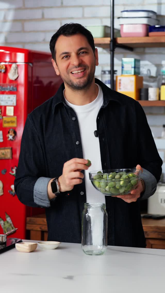 Mevsimin en güzelini turşu yaptım ✨
🥒 Fermente turşular hem lezzetli hem de bağırsak dostu. Küçük bir not: Turşu diyetinizi bozmaz ölçülü yiyebilirsiniz ancak hipertansiyon hastalarına yüksek tuz içeriği nedeniyle önermem.
Malzemeler:
500g. çağla
2 diş sarımsak
5-6 adet nohut
1/2 çay bardağı elma sirkesi
1 yemek kaşığı tuz
Üstünü tamamlayacak kadar ılık içme suyu
Yapılışı:
Kavanozun dibine sarımsak ve nohutları atın.
Üstüne çağla, tuz ve suyu ilave edip kapağını kapatın ve bir tur çalkalayın.
Karanlık bir yerde 10-15 gün bekletin.
Bu sürenin sonunda turşunuz hazır.
Afiyet olsun.
#turşu #pickle #çağla