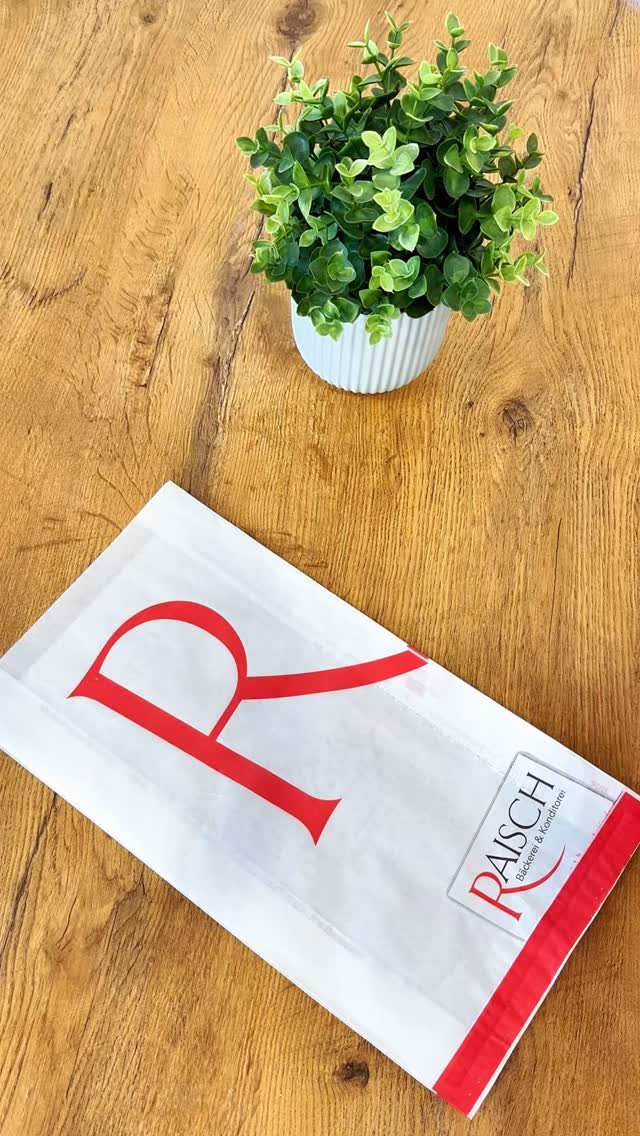 Zum Muttertag sagen wir schon jetzt Danke an alle Mamas. Ihr macht die Welt ein Stück schöner – jeden Tag.
Auf unserem Tisch findet ihr ab heute kleine Genussmomente für genau diese besonderen Menschen:
Petit Fours – jedes einzelne in liebevoller Handarbeit gefertigt – und unsere Laugenherzen & Schoko-Hefeteig-Herzen. 🍫🥨✨
Einfach zum Verwöhnen, Teilen und Danke sagen.
#muttertag #petitfours #genussmomente #baeckereiraisch #raisch