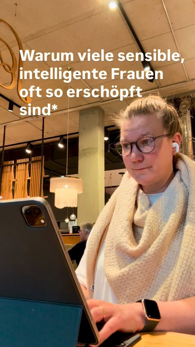 (English below) Viele sensible Frauen, die ich in meinem Alltag und meiner Praxis kennenlerne, verbringen ihr Leben damit, gleichzeitig:
zu denken,
zu fühlen,
zu analysieren,
zu antizipieren,
zu regulieren,
zu vermitteln,
zu funktionieren.
Sie lesen Räume.
Sind für Andere da.
Spüren Spannungen.
Denken mit.
Denken fünf Schritte voraus.
Und oft wurden sie früh dafür belohnt,
„unkompliziert“,
empathisch,
leistungsfähig,
mitfühlend
und immer freundlich zu sein.
Aber irgendwann wird aus dieser ständigen Feinabstimmung,
aus dem Zuviel an äußeren Einflüssen und Anforderungen, und aus dem Zuwenig an Abgrenzung:
Erschöpfung.
Nicht weil sie zu schwach sind.
Oder zu sensibel.
Sondern weil ihr Nervensystem selten
wirklich zur Ruhe kommen kann.
Weil sie nicht gelernt haben,
das es eben NICHT selbstsüchtig ist,
sich als allererstes gut um sich selbst zu kümmern.
Aber das kann man alles lernen.
Und wenn dich das interessiert,
dann bist du bei mir genau richtig.
*
Sensitive, smart women aren’t exhausted because they’re weak.
They’re exhausted because they’ve spent years:
thinking,
feeling,
anticipating,
regulating,
functioning,
carrying.
Sometimes the nervous system was never really allowed to rest.
But it can be learned.
*
#rainforestmind #hochsensibel #nervensystem #mentalhealth #selbstfürsorge
