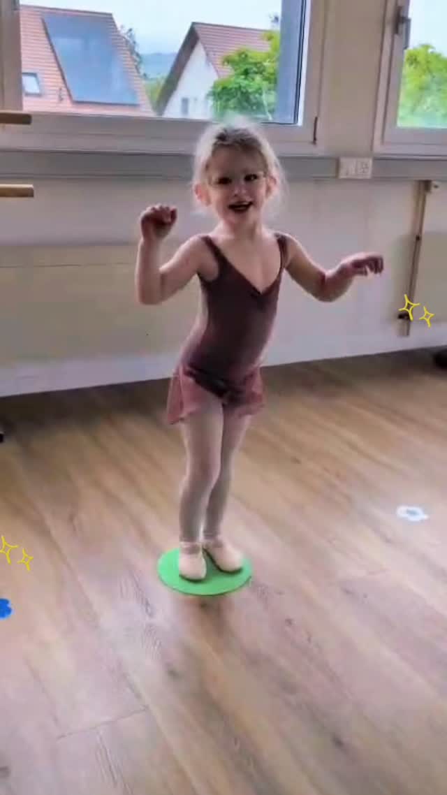 Oui, le ballet c’est la discipline…
Mais c’est aussi rire, créer, oser,
et parfois faire un peu les folles 😄✨
Parce que c’est comme ça qu’on grandit
Petits pas
Lundi 15:40
Mercredi 11:30
#dance#enfant #gland