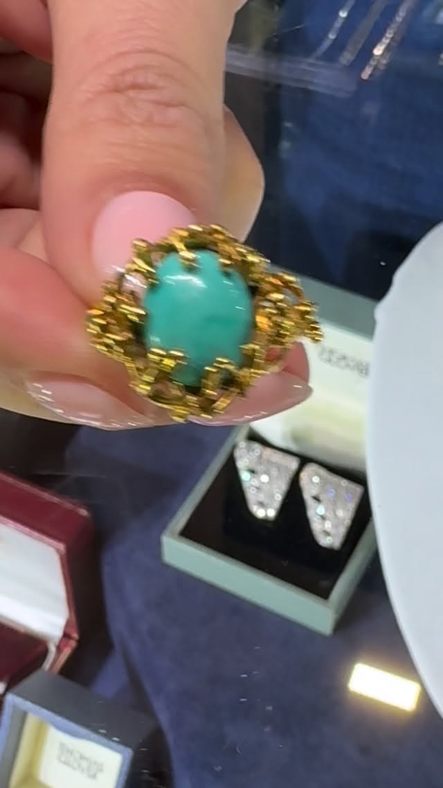 Loving this super stylish brutalist turquoise ring we’ve just added to our collection 🩵
Showing this week at the @decorativefair and on our website
The shop is closed this week while we work in London
#ringoftheday #brutalist #vintagejewelry #newarrivals #midcenturymoderndesign