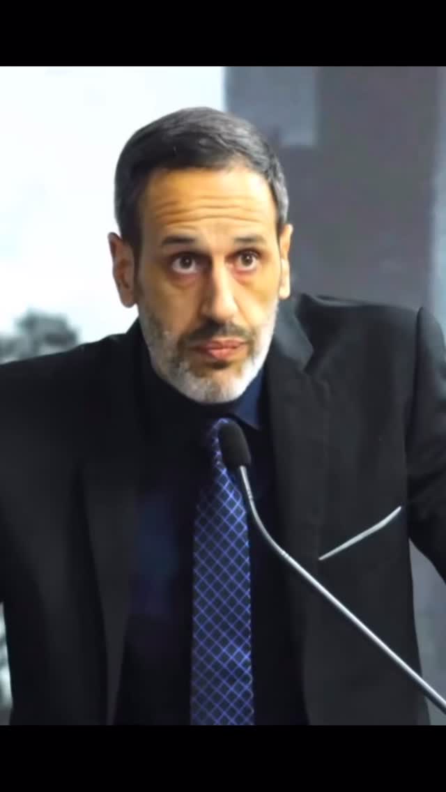 Atentado político em Caieiras?
O relato do vereador Micael Fernando, durante a sessão do Legislativo caieirense realizada nesta quarta-feira (06), pode representar um preocupante sinal sobre os rumos da política na cidade.
Segundo o parlamentar, um caminhão de sua propriedade, utilizado também para auxiliar a população em diferentes demandas, teria sido incendiado. A situação ganha contornos ainda mais graves pelo fato de o veículo estar estacionado em frente à residência dos pais do vereador, o que poderia ter terminado em tragédia caso o incêndio não fosse controlado rapidamente pelo Corpo de Bombeiros.
Micael Fernando também afirmou que câmeras de monitoramento da municipalidade estavam desligadas no momento do ocorrido, inclusive uma que teria visão direta para a casa de seus pais.
O vereador informou ainda que já existe uma investigação em andamento e que os responsáveis deverão ser identificados e responsabilizados.
Confira o vídeo!