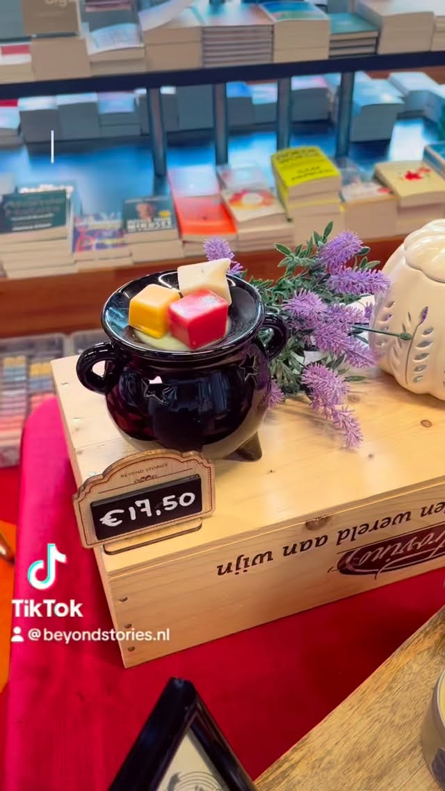 Q; Heb jij de exclusieve MAD Booktok geurkaars gescoord? 👀
Dit was onze stand tijdens de 7e editie van het MAD Booktok Event @donner_rotterdam 🤩 Wat hebben we het weer naar ons zin gehad 🥰 Het was echt een mega gezellige avond! Dankjewel @mirelleisreading voor het organiseren en dat we weer mochten komen 🥹
.
.
.
#madbooktok #madbooktokevent #madbooktok7 #bookevent #booktoknl