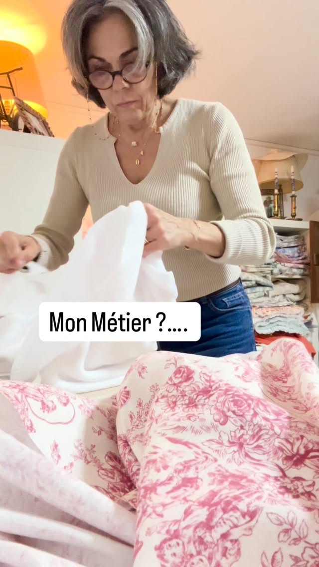 🪡 On pourrait croire que je fais “juste” des accessoires et du linge de maison en Toile de Jouy.
Mais en vrai, mon métier, c’est surtout de créer des pièces élégantes et pleines d’émotion, qui racontent une histoire.
🌸C’est de vous aider à créer un intérieur doux et raffiné, ou une tenue unique pour un moment précieux…
✨De vous permettre d’offrir un cadeau vraiment personnel et intemporel.
☀️Ou simplement de vous offrir ce petit détail élégant qui rend le quotidien plus beau.
Donc Non, je ne fais pas “juste” des accessoires en tissu…
Je crée aussi des souvenirs précieux et des émotions durables. 💕
.
.
.
#toiledejouy #vichy #couturefrançaise #surmesure #artisanefrançaise