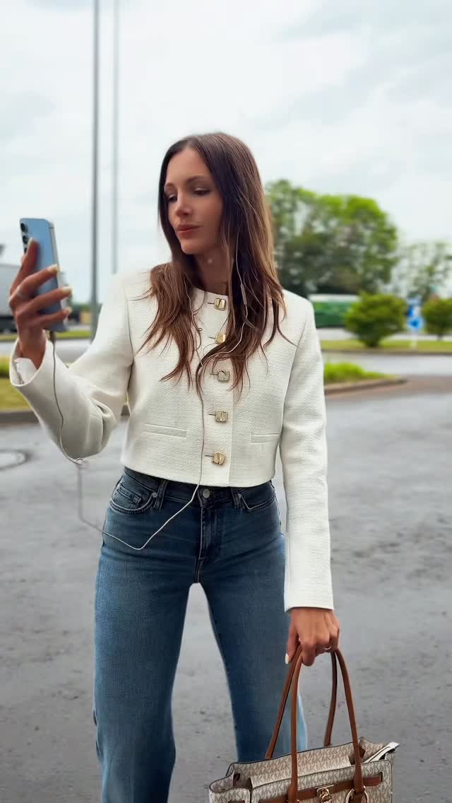 On a trouvé LA trend parfaite pour mettre nos jeans en valeur 🤍👖
Coupe parfaite, silhouette de rêve, effet wow instantané… honnêtement, impossible de ne pas trouver LE jean qui vous fera craquer chez nous ✨
Et quand on voit ce fit… on comprend pourquoi le denim reste un indispensable saison après saison 😮💨
Le plus dur maintenant ?
Ne pas repartir avec plusieurs modèles 🛍️🤍
Rendez-vous dans nos boutiques LOULOU pour trouver votre nouveau jean préféré !
#LOULOUluxembourg #DenimLover #JeansAddict #StyleInspiration #FashionReels