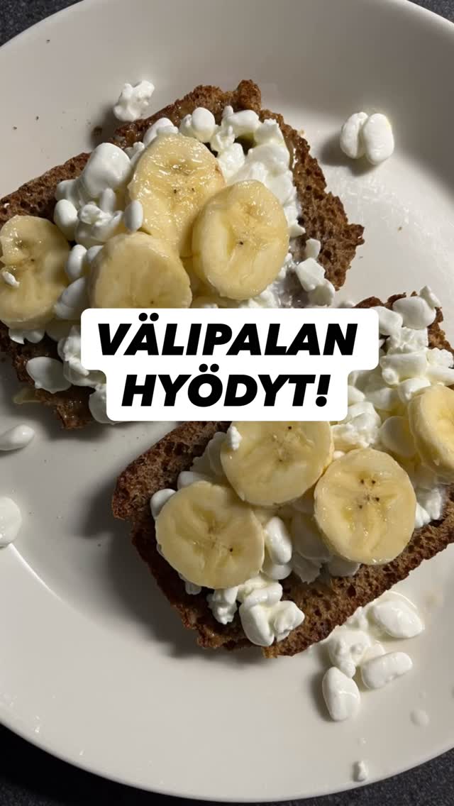 Välipalan hyödyt:
🔸 Verensokeri pysyy tasaisempana
🔸 Vähentää napostelun tarvetta
🔸 Annoskoot pysyvät sopivina (ei ylilyöntejä myöhemmin)
🔸 Parantaa jaksamista ja keskittymistä
🔸 Jaksat liikkua vielä työpäivän jälkeen
🔸 Tukee painonhallintaa
🔸 Voi edistää unen laatua, kun verensokeri pysyy tasaisempana
Suurimmalla osalla ihmisistä välipala toimii hyvin työpäivän tauon yhteydessä. Samalla laadukas välipala tukee vireystilaa ja jaksamista.
Hyvä välipala sisältää proteiinia ja hiilihydraatteja, esimerkiksi maitotuotteen sekä hedelmää tai marjoja.
Lounaan ja päivällisen väli venyy usein pitkäksi (5–6 tuntia), esimerkiksi jos työpäiväsi on klo 8–16. Siksi iltapäivällä on hyvä syödä välipala. Näin annoskoko ei kasva liian suureksi illalla eikä tule ylilyöntejä. Jaksat paremmin ja sinulla on todennäköisemmin energiaa lähteä liikkumaan vielä työpäivän jälkeen.
Kuuluuko välipala sinun päivärytmiisi?🍓
Paina ❤️ ja ota tilini seurantaan, jos hyvinvointi kiinnostaa! ✔️
#välipala #ateriarytmi #tasainenverensokeri #ravinto #hyvinvointi