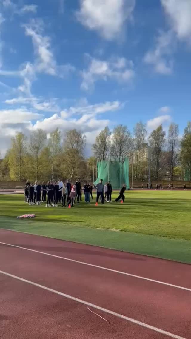 Kesä on startattu Eltsun kentällä!☀️
Junnuryhmien ja vanhempien yhteistreenit sekä vanhempainilta päätettiin lapsien ja vanhempien väliseen viestikisaan 🤩🏃♂️🏃🏽♀️