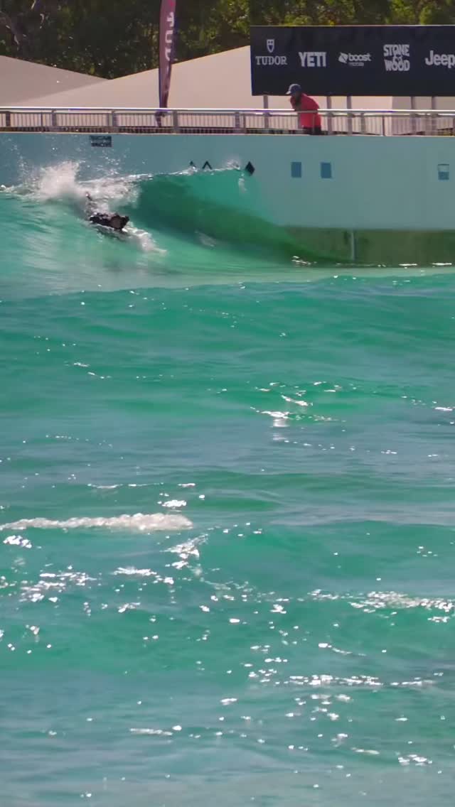 It feels sooooo good to be back surfing.☀️
Thanks for the epic morning @urbnsurf x @lozt_explorer / @provenfit
