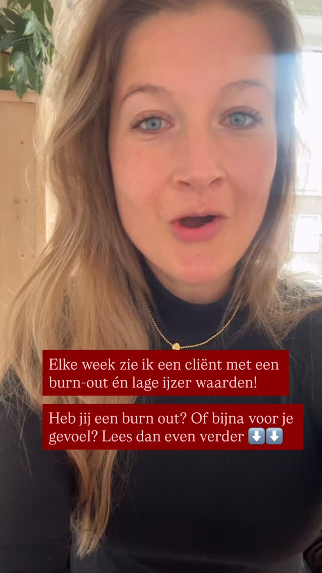 Te vaak schuiven we onze vermoeidheid aan de kant met de reden ‘’ we zijn druk’’ of ‘’als ik gewoon doorga gaat het vanzelf over’’..
Echter is er zó vaak wel een aantoonbare reden voor je vermoeidheid!! En daarmee ook een oplossing.
Ik zie een ijzer tekort opvallend vaak terug bij vrouwen met (bijna) burn out klachten.
Het Hb is vaak nog goed, maar de rest van de ijzer waarden zijn laag denk aan ferritine.
Herken jij symtomen als:
👉 Jezelf nog net staande houden
👉 Vergeetachtiger
👉 Sneller overprikkeld
👉 Doorduwen op wilskracht
👉 Hartkloppingen bij de minste inspanning (traplopen bijv!!)
👉 Weinig conditie/uithoudingsvermogen
👉 Verminderde coordinatie
👉 Hormonale klachten
Dan loont het zovaak om verder te kijken.
Ik heb dit ook zelf ervaren 2,5 jaar geleden en het verschil in energie en conditie is echt bizar! Ik ging letterlijk van nog geen km kunnen hardlopen naar prima 4-5km kunnen hardlopen (in 4 weken met 1x per week rennen) zonder pauze!!
Het is dus zo belangrijk om verder te kijken dan alleen je Hb en IJzer waarde.
Ook de ferritine waarde (opslag) en andere factoren zoals transport en hulpmineralen zijn belangrijk!
Herken je deze symptomen en heb je eens je waarden laten prikken?
Stuur gerust een DM dan kijk ik met je mee!
