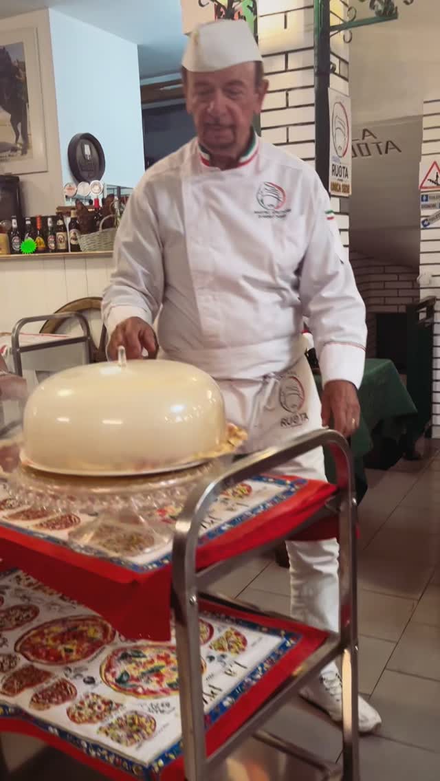 Questa sera non è una sera qualunque.
È il profumo del forno a legna che incontra qualcosa di unico…
La nostra pizza Boscaiola al profumo di legno di arancia 🍊
Un’aroma avvolgente, caldo, che racconta tradizione ma con un tocco speciale che si sente già dal primo respiro… e si ricorda al primo morso.
Da Pizzeria La Ruota di Evandro le serate così non si improvvisano… si vivono.
🔥 Se vuoi qualcosa di diverso dal solito, questa è la pizza da provare stasera.
#PizzeriaLaRuotaDiEvandro #PizzaSpeciale #FornoALegna #Martinsicuro #FoodExperience 🍕
