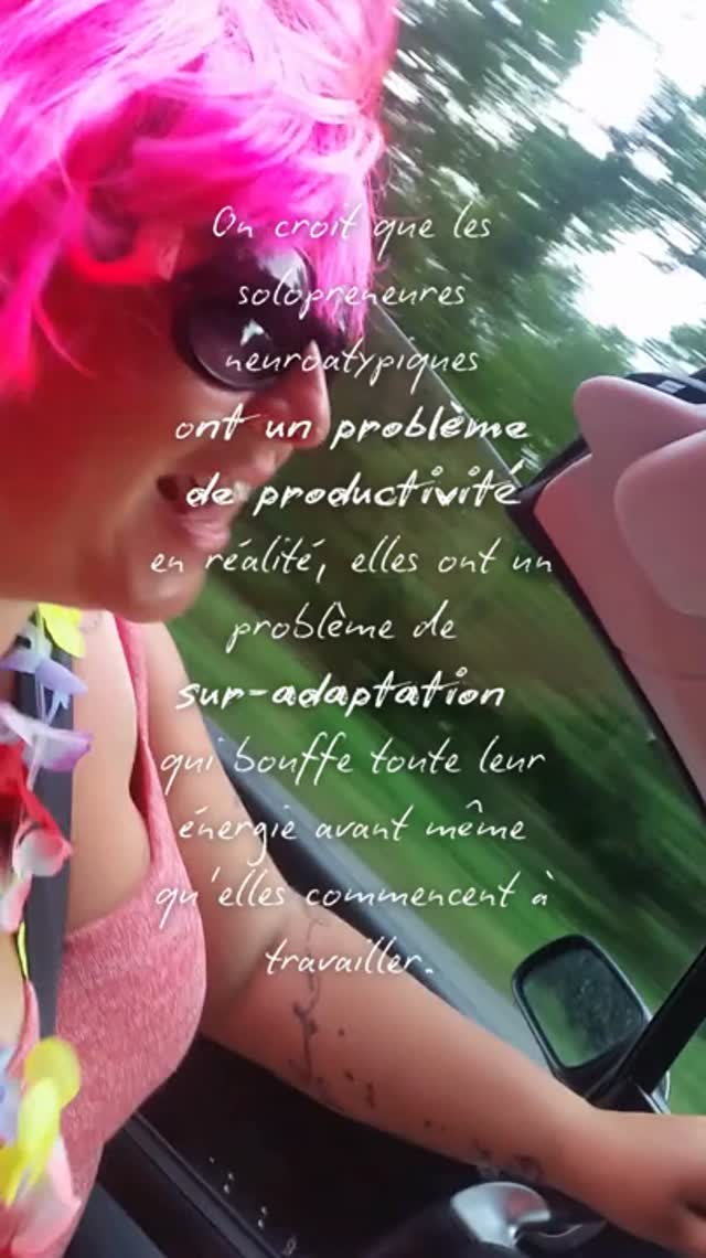 Laisse-moi te poser une question brutalement honnête.
Quand tu es seule, en pyjama, pas coiffée devant ton ordi, prête à bosser sur ce truc qui te passionne viscéralement… pourquoi t'arrives pas à avancer ?
T'as les outils. T'as la méthode. T'as même un Notion rangé comme une pharmacie suisse.
Et pourtant, rien ne sort.
Alors tu te dis : "j'ai un problème d'organisation".
Tu te dis : "je procrastine, je suis nulle".
Tu télécharges un nouveau template de to-do list.
Stop. ✋
Ce que j'observe depuis 4 ans et une centaine d'accompagnements avec des solopreneures neuroatypiques, c'est un pattern tellement récurrent que j'aurais pu l'écrire les yeux fermés.
Avant de t'asseoir à ton bureau, tu as déjà brûlé 80 % de ton énergie.
À faire quoi ? À paraître.
À réfléchir à chaque mot que tu prononces en rendez-vous. À surveiller ta posture en visio. À rire poliment à une blague que tu ne comprends même pas. À lisser tes réactions, calibrer ton intensité, jouer la version "acceptable" de toi-même.
Ce masking permanent te coûte une fortune cognitive.
🪓 Voilà ce que je diagnostique en première session chez quasiment toutes mes clientes.
Le problème n'est pas structurel. Il est énergétique.
Et il va plus loin que l'épuisement.
Parce que ce masque, les autres le sentent. Inconsciemment. Quand tu communiques sur tes offres en portant une armure qui n'est pas la tienne, ça crée une dissonance. Les gens le perçoivent sans pouvoir le nommer. Et la dissonance, ça tue la confiance. Personne n'achète à quelqu'un dont l'énergie dit "je fais semblant".
La charge mentale s'effondre. Le plaisir revient. Les résultats suivent.
Tu n'as pas besoin d'un énième outil de productivité, Patronne.
Tu as besoin d'enlever ce p*tain de masque. 🌸
Ose être toi, bordel ! Caro, Mentore et formatrice stratégie