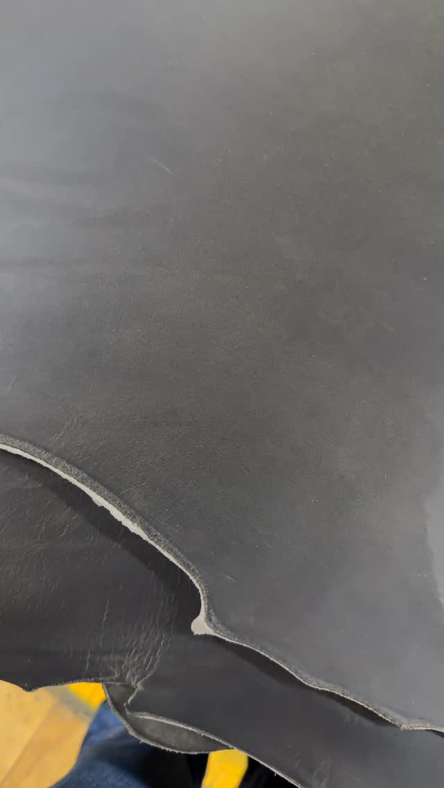 Bootlegger Double Butts. Heavy. Waxy. Built for belts. That pull-up effect? Paraffin wax finish.
#leather #leathercraft #leatherbelt #madeinusa #pullupleather