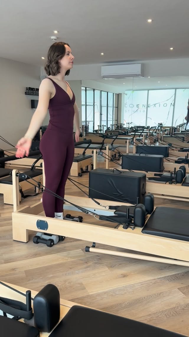 An active and intentional warm up prepares the body properly for movement. Flowing through spinal mobility, core activation, and lower body connection to prepare for movement🧘🏻♀️
📍 @coreconnexion
#zoetidmarshpilates