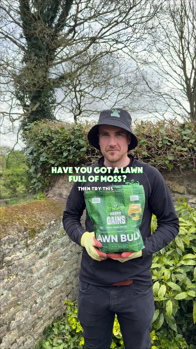 Meet our Lawn Bulk – Moss Edition. Our way to tackle moss while getting a greener, thicker lawn.
Unlike harsh iron treatments, our Moss Edition works by improving soil health, boosting grass growth, and breaking down moss and thatch 🌱 Perfect for shaded lawns, lawns with moss and damp problem areas, helping your grass grow stronger, thicker and more resistant to moss coming back.
✔️ Natural moss control
✔️ Greener, healthier grass
✔️ Improves soil structure + drainage
✔️ Easy to apply