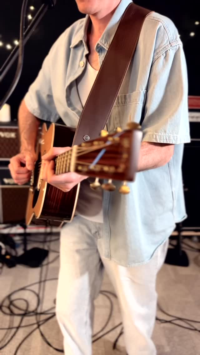 Live usem Proberum!
„isbluemestilli“ ❄️🌸🤫
Im Studio isch dä Song entstande.
Aber im Üebigsruum passiert er jedes Mal neu.
Chli andersch.
Chli freier.
Aber immer mir 3.
#livesession #adriansterntrio