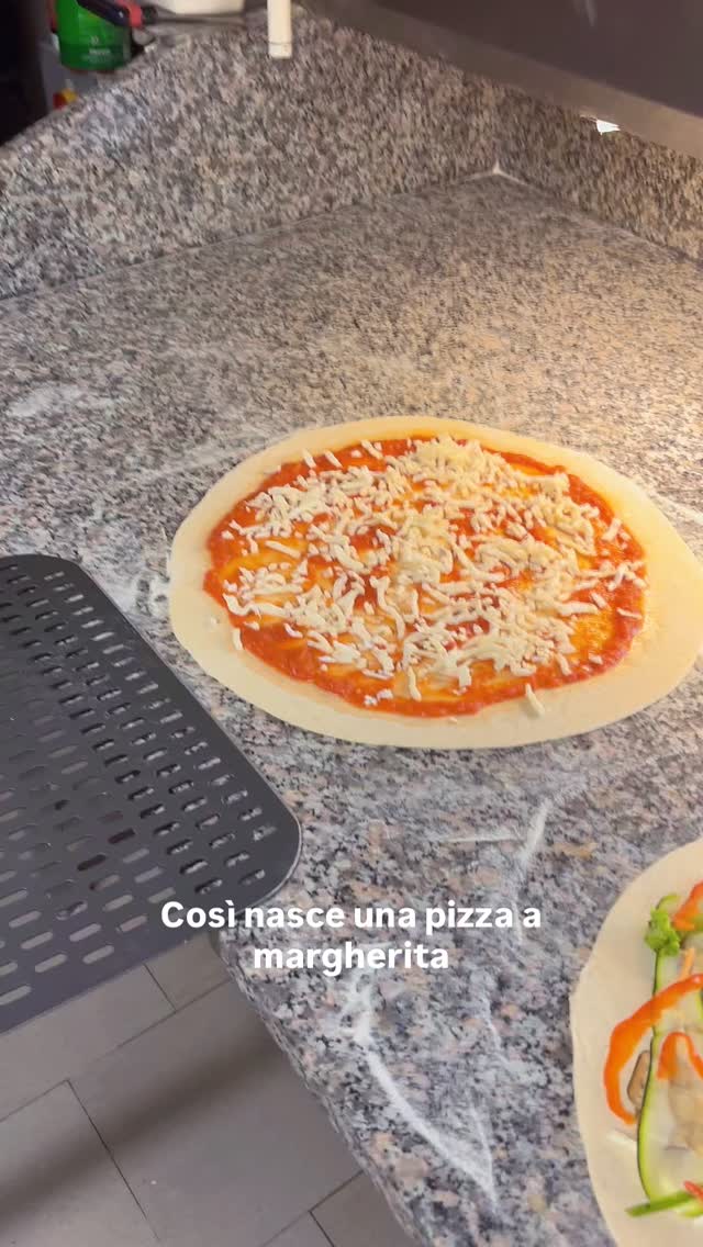🍕 Ascoltate la storia della Pizza Margherita raccontata dal Maestro Pizzaiolo Evandro Taddei. Una pizza che non è solo un simbolo italiano, ma una tradizione che attraversa generazioni e continua a vivere ogni giorno davanti al forno a legna. 🇮🇹🔥
📍 Via Aldo Moro 97, Martinsicuro
🍽️ Prenota il tuo tavolo: contatti telefono e WhatsApp sul sito: www.laruotadievandro.it
#PizzeriaMartinsicuro #PizzaMargherita #EvandroTaddei #PizzaFornoALegna #LaRuotaDiEvandro