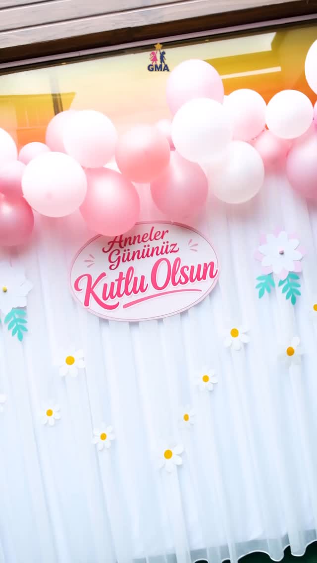 Anne…
Bir çocuğun ilk sığınağı,
ilk öğretmeni,
ilk sevgisidir…
Bir çocuğun gözlerindeki ışıkta
annenin emeği, sabrı ve sevgisi vardır.
Biz her gün o sevgiyle büyüyen çocukların
hayallerine dokunuyoruz.
Çünkü bazı yerler sadece okul değildir…
GMA — Bir okuldan fazlası.