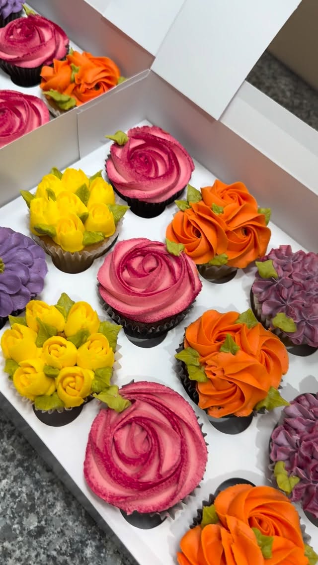 Une commande bien colorée pour un départ à la retraite chez notre client entreprise 💐🧁
#departenretraite #potdedepart #serris #angiescupcakes77 #marnelavallee