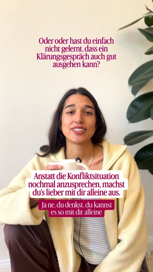 Hear me out!! Lass uns hier mal spezifisch werden, denn: wir sind alle unterschiedlich und es kommt drauf an, was dir persönlich schwer fällt.
Natürlich kannst du einen Teil der Arbeit für dich machen. Viel zu oft unterschätzen wir, wie viel wie eigentlich projizieren und wie viele Lern-Möglichkeiten für uns in diesen Momenten liegen.
Und: In kaum etwas liegt ein größerer Wert, als die Sache zu tun, der du aus dem Weg gehst.
Das heißt, wenn es dir super schwer fällt Konflikt- oder Klärungsgespräche zu führen und du fast alles tust, um das zu vermeiden, dann kann es sehr wohl Sinn machen das bewusst zu üben und dich dieser Situation zu stellen
- allein auch nur um festzustellen, dass du den Konflikt „überlebst“ (yesss, so intense kann es sich tatsächlich anfühlen) und danach evaluieren kannst was gut lief und was nicht so supi.
Also, ran an den (veggie) Speck! 🥓
Schau mal, ob‘s heute noch was gibt das du tun kannst (wenn auch nur 10min) auf das du garkeinen Bock hast!
Und wenn du dir noch mehr Support wünschst, gibts 20% auf „Bei Mir Bleiben“ mit dem Code „embrace“. Nur bis 15.5.
Happy practicing! 🧡