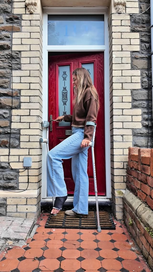 Whatever you’ve been putting off - this is your sign ❗️
I’m over here celebrating baby steps on a healing Achilles, each one a little closer to actually living in my body again. Walking, hiking, running, dancing - I want it all back, and I will have it.
So if you can today? Go. Don’t waste it.
Cast off. Boot on. Here we go babyyyy 🩼
