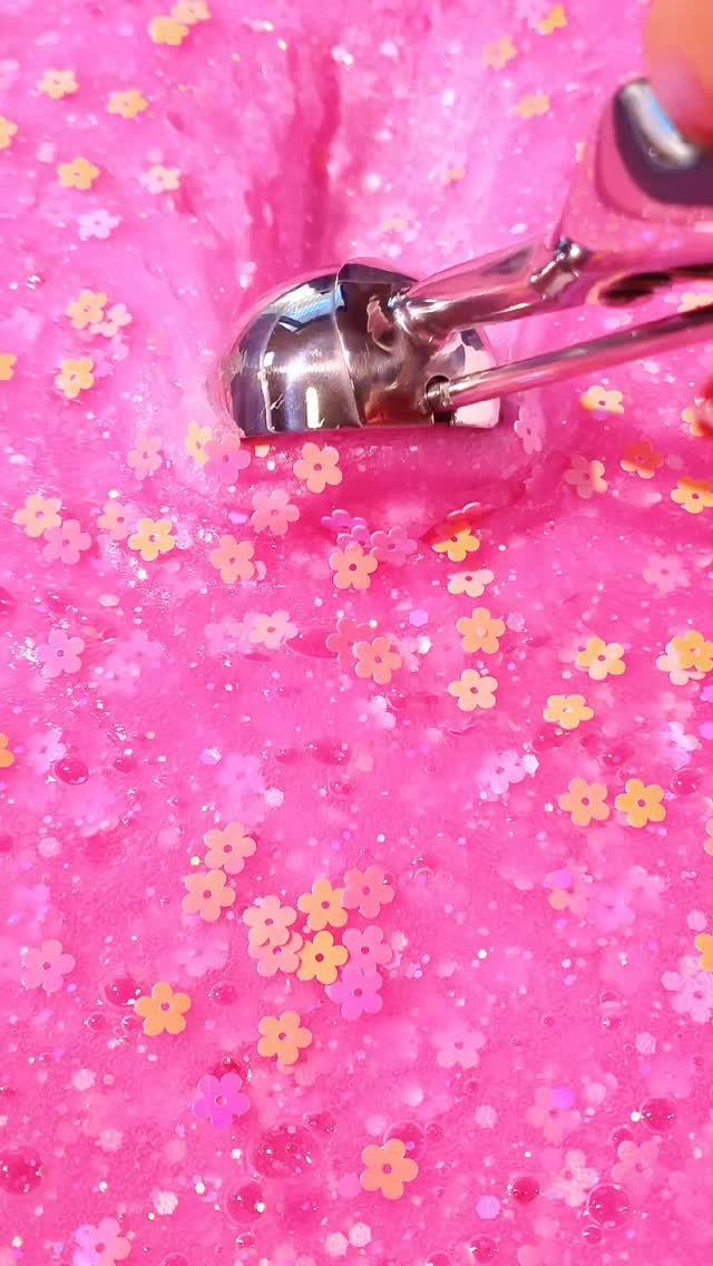 Scooping Byakuya's Senbonzakura slime ASMR 🌸‼️
Inspired by Byakuya Kuchiki's Zanpakuto and Bankai 'Senbonzakura Kageyoshi' (Vibrant Scape of a Thousand Cherry Blossoms). As you stretch the ICEE texture, it spreads the flower sequins to represent the petals scattering 💖
Scent: Peaches & Strawberries
Add-in: Mini Flower Charm
.
.
.
.
.
.
.
#slimeaustralia #slimescooping #animeslime #senbonzakura #iceeslime