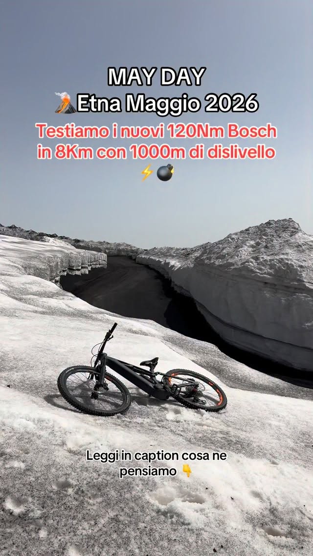 Ieri sull’Etna abbiamo provato il nuovo aggiornamento Bosch del 6 maggio.
8,5 km di salita, 950 metri di dislivello tra neve, sabbia vulcanica e continue ripartenze.
La differenza si sente eccome. Secondo me più dell’aggiornamento di passaggio da 85Nm a 100Nm.
Non è solo una questione di 120 Nm, ma di come il motore eroga la potenza: più pieno ai bassi giri, più controllabile e molto più efficace nelle ripartenze lente o sui terreni smossi.
La cosa che mi ha colpito di più è stata la facilità di guida.
La bici resta sempre in trazione senza diventare nervosa o brusca.
Anche la modalità Auto ora è impressionante: gestisce molta più coppia e in tante situazioni sembra quasi di usare il Turbo.
Il vero futuro delle e-bike non è avere motori più “violenti”, ma sistemi più intelligenti, gestibili e personalizzabili. In base alle proprie esigenze.
Oggi tutti si spaventano leggendo 120 Nm o, dall’altra parte, i 150 Nm e 1500 watt di picco del nuovo Avinox M2S pensando che le e-bike stiano diventando dei motorini. Ma secondo me si sta guardando il dato sbagliato.
Vuoi poco aiuto ? Imposti i parametri adeguati. Vuoi liberare tutta la potenza? Lo fai.