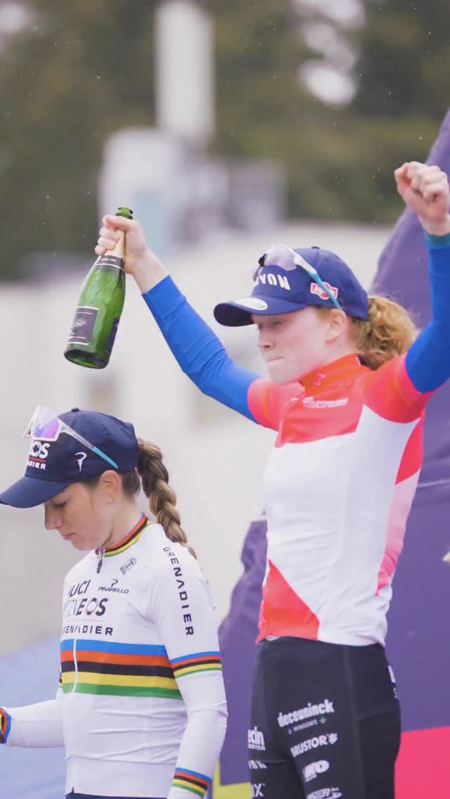 🇬🇧 With @puckpieterse on the podium, no bottle is safe… 🍾😂
Especially when it’s from @sonberk_official .
Looking forward to seeing you on the start line next week! 🚵♀️🔥
—
🇨🇿 S @puckpieterse není na pódiu žádná lahev v bezpečí… 🍾😂
A obzvlášť ne, když je od @sonberk_official.
Těšíme se, až ji příští týden uvidíme na startu! 🚵♀️🔥
#mtbnmnm #ucimtbworldcup#ucimtbworldseries #PuckPieterse