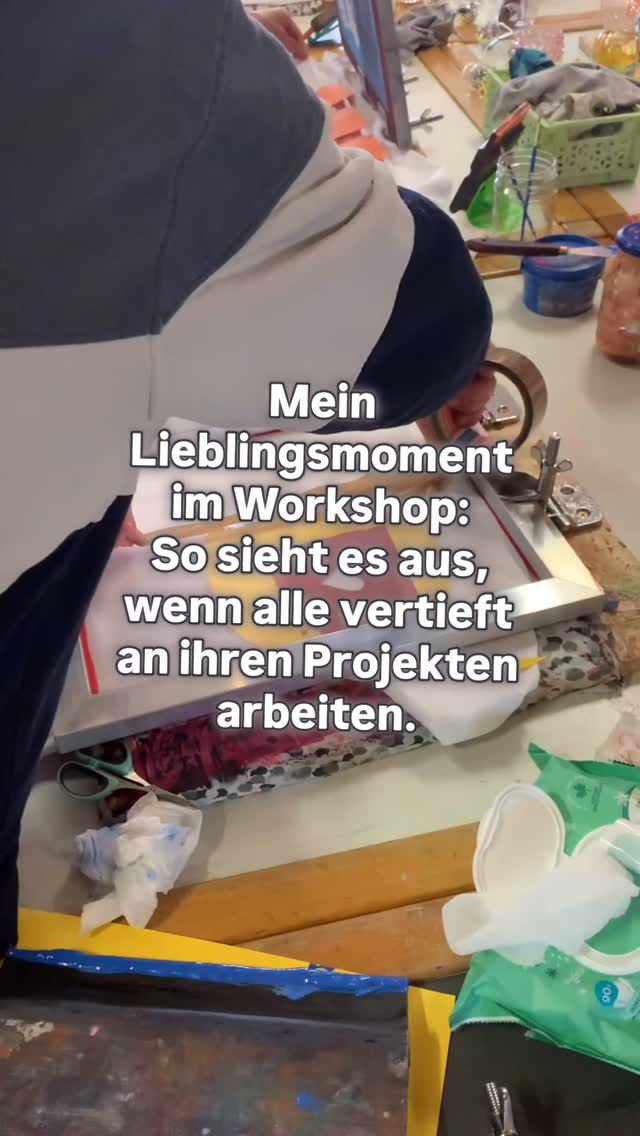 Es ist einfach wunderschön: Nach der Einführung in den Siebdruck und den ersten Drucken, die ich begleite, kommt der Moment, in dem alles wie von selbst läuft.
Plötzlich eröffnen sich unzählige Möglichkeiten und die ganze Gruppe ist völlig vertieft in den Prozess. Jede/r hat bereits eine lange Liste an Motiven im Kopf, die unbedingt noch gedruckt werden sollen. Es ist so schön zu sehen, wie viel Kreativität in so kurzer Zeit freigesetzt wird und mit wieviel Freude alle dabei sind.
Habt ihr Motivwünsche für Eure nächste Siebdrucksession bei mir?
#Siebdruck #KreativWorkshop #Handgemacht #SiebdruckLiebe #ilovemyjob