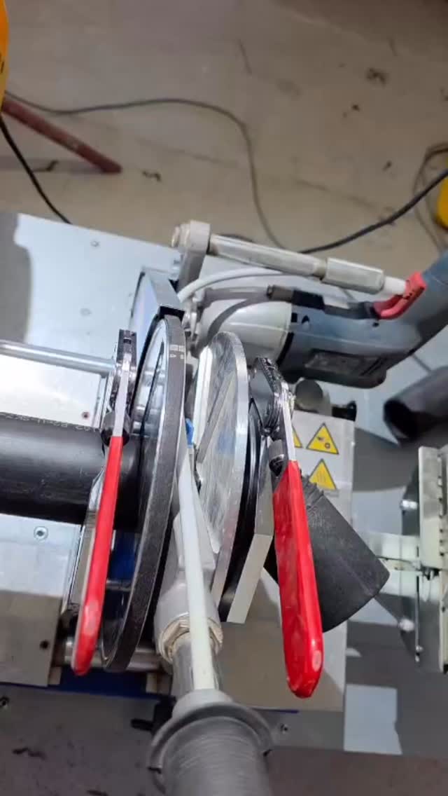 PE-Schmutzwasserleitungen, passgenau vorfabriziert und auf der Baustelle sauber montiert. 👌
Dank exakter Vorbereitung sitzen die Verbindungen dort, wo sie sollen. Das spart Zeit auf der Baustelle und sorgt für ein langlebiges System.
Von der Schweissung bis zur Montage zählt jedes Detail. 💧👨🔧