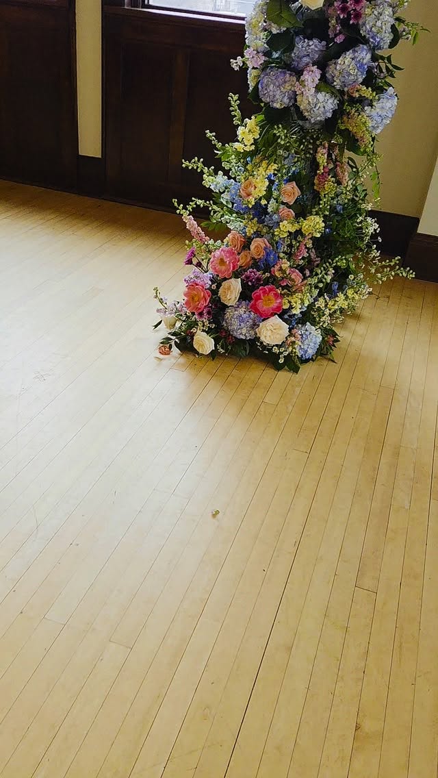 Grand ceremony arch? Um, yes please 🙏
This arch was a vision straight from the garden 💐
Statement floral designs at your wedding or event are just.....(insert chef's kiss 🤌)
Assisting the @the_ever_lea help this vision come to life for her bride was ❤️