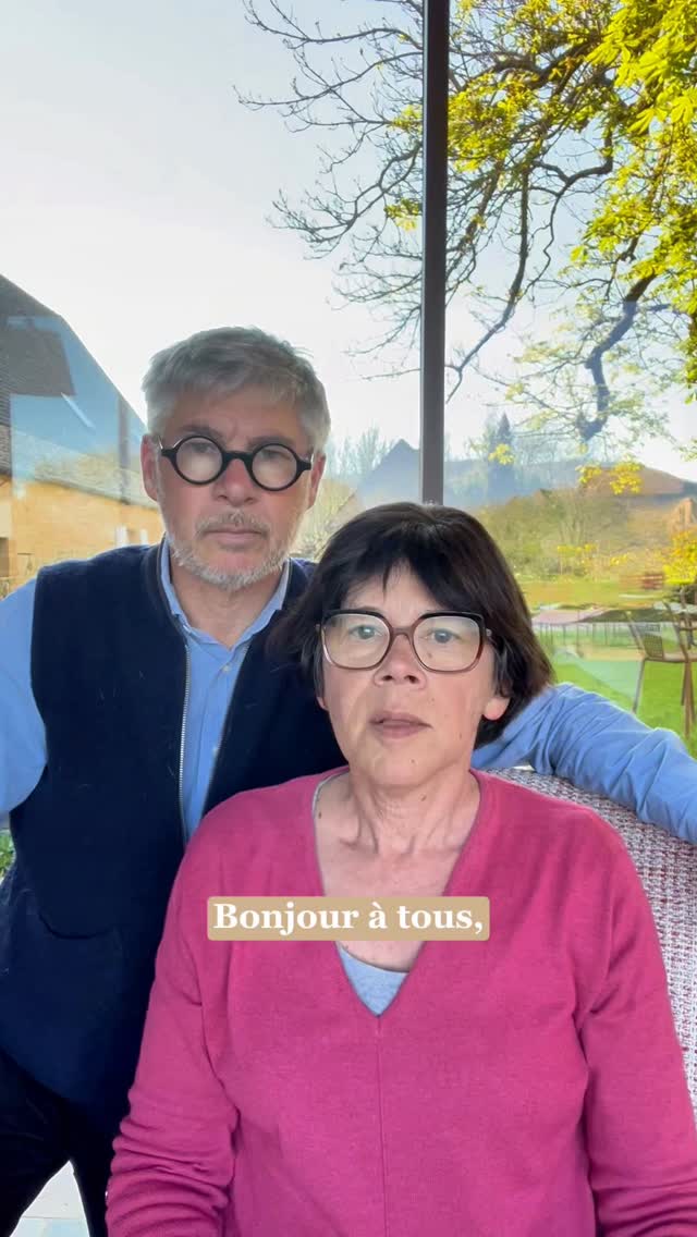 Imaginez-vous survoler la vallée de la Dordogne au lever du jour. À bord d’une montgolfière qui aurait décollé... directement depuis votre jardin. 🎈
Ce n’est pas un rêve, c’est le quotidien qu’offrent Stéphanie et Fabrice dans leur maison d'hôtes des Hauts de Saint Vincent. Et on comprend pourquoi ils ont eu le coup de foudre pour cette bâtisse du 18e siècle il y a 12 ans.
Mais ici, la vue spectaculaire sur les châteaux alentours ne fait pas tout. Ce qui transforme réellement le séjour, c'est l'expérience qu'ils ont bâtie autour. Que ce soit lors des ateliers cuisine de Stéphanie avec les bons produits du Périgord, des week-ends dédiés à la truffe en hiver, ou autour de leur table d'hôtes deux soirs par semaine... on ne vient pas seulement ici pour chercher une chambre.
On vient chercher une parenthèse poétique, une rencontre, et un dépaysement total.
Vous cherchez un lieu où l'hospitalité prend tout son sens ? Stéphanie et Fabrice vous attendent.
@hautsdestvincent
〰️ 〰️ 〰️ 〰️
Guest & House
🏡 Collectif de Maisons d’hôtes de charme
📍 France & Belgique
🔗 Découvrez votre prochaine destination sur notre site