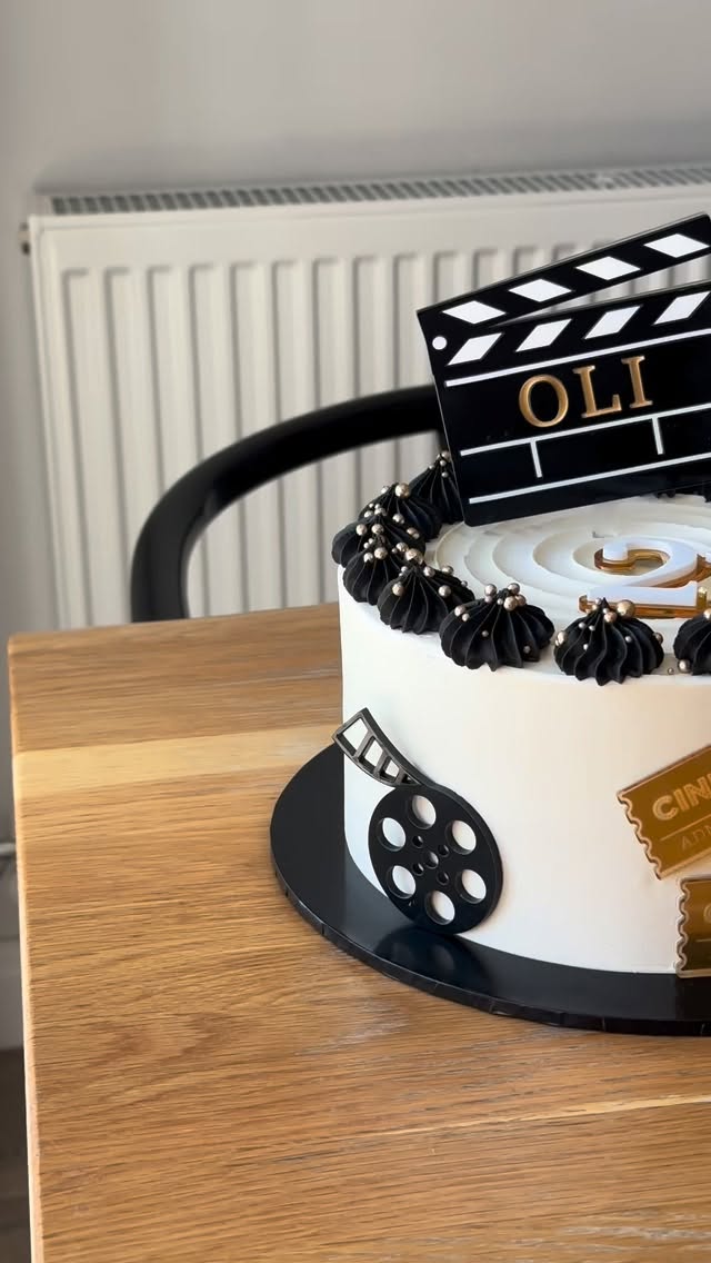 Every cake tells a different story - and that’s what makes my job so special.
You can message me with an idea, a mood, a vision (even if it’s something you can’t quite put into words yet) and I’ll bring it to life in a way that suits you perfectly.
This one was pure cinema 🎬