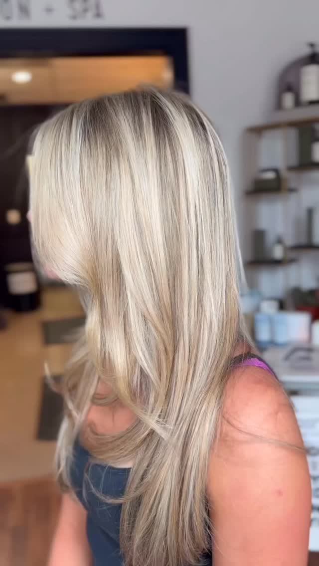 When you know your hair perfectly represents the trend of the season. This cashmere blonde by @emcstyling is 👩🍳😘