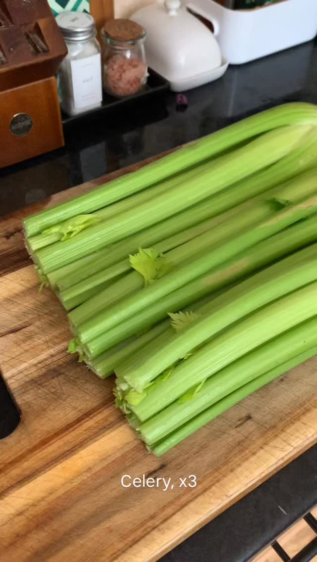 🌱 Celery Juice 🌱
Part of your morning ritual for
Lymphatic & Liver support: Hydration, cleanse & detox
> clear skin, better digestion, more energy, cellular hydration, inflammation, cools excess heat in the body, kills off viruses and pathogens, general Class A super powers for healing chronic symptoms and conditions.
I use a minimum of x 3 bunches of celery to make a decent amount.
Cut off ends, remove inner yellow stalks (I find them too bitter sometimes)
Wash, juice, sieve to remove any remaining pulp.
Drink immediately and save any left over in an airtight glass bottle.
Best drink first thing on an empty stomach 15-30 minutes between any other food and drink.
I love at least 500ml after the same amount of lemon water, and follow it up with a morning fruit smoothie.
💚
