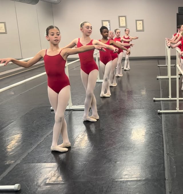 A peek into the Ballet 4A class as they work on Rond de Jambe at the barre❤️
#ballet4a #youngdancers #balletclass #balletbarrework #littletonballetacademy
