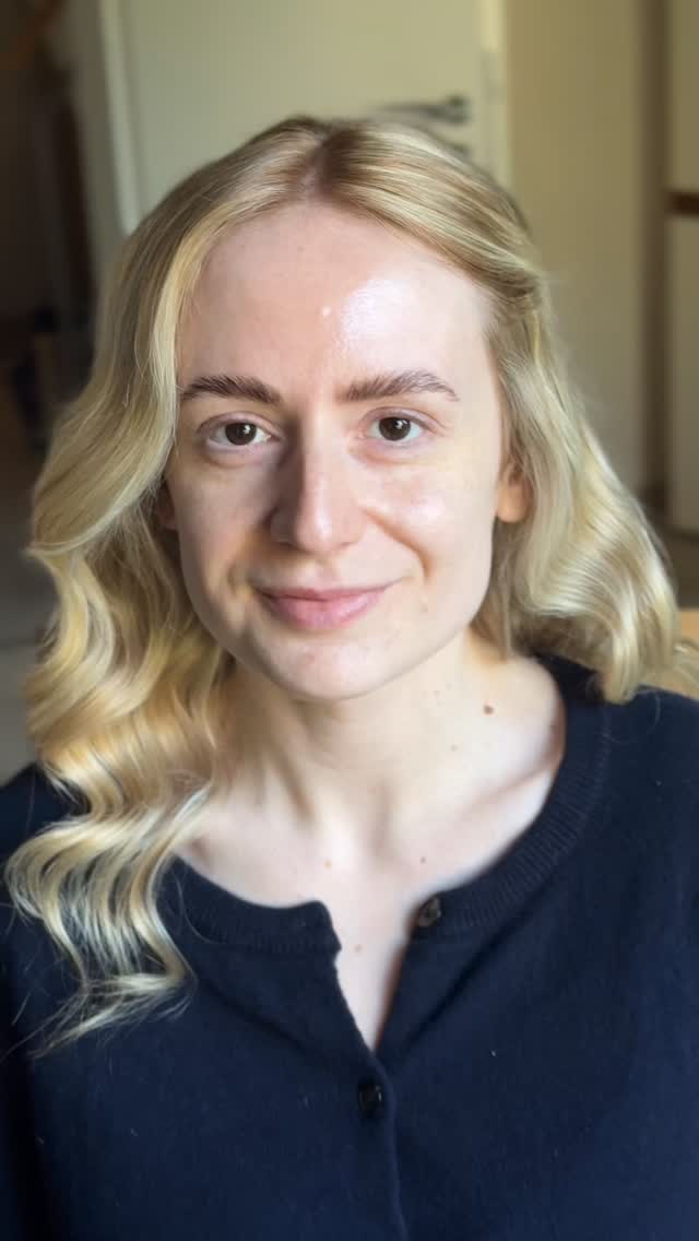 Letztes Jahr durfte ich meine Kundin als Braut stylen — dieses Jahr saß sie selbst wieder bei mir im Stuhl, diesmal als Trauzeugin und ihre Schwester war die Braut 🥹
Ich liebe diesen soften, aber trotzdem glamourösen Look einfach so sehr. ✨
Frische Haut, sanfte Augen, ein bisschen Glow und trotzdem dieses elegante Gefühl, ohne „zu viel“ zu sein. #trazueginstyling #trazueginmakeup #weddingguestmakeup #softglammakeup #softglam