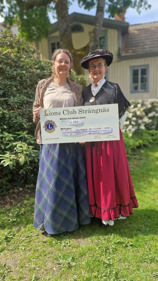 Nämen - titta vad vi fick! Lions kulturstipendium 2026 gick till de ”Kreativa systrarna”. ✨✨✨
Motivering: ”Bokens och bildens betydelse för människans upplevelser och utveckling kan inte överdrivas. Carina och Sofie, de kreativa systrarna, låter oss i text och bild resa i tanken och tiden, med utgångspunkt i Strängnäs, nu och då. Genom denna gärning har Carina och Sofie på ett positivt sätt främjat kulturen i Strängnäs.”
Stort tack!
#lionsclubsträngnäs #kulturstipendium #kreativasystrarna #författarliv #uppmuntran