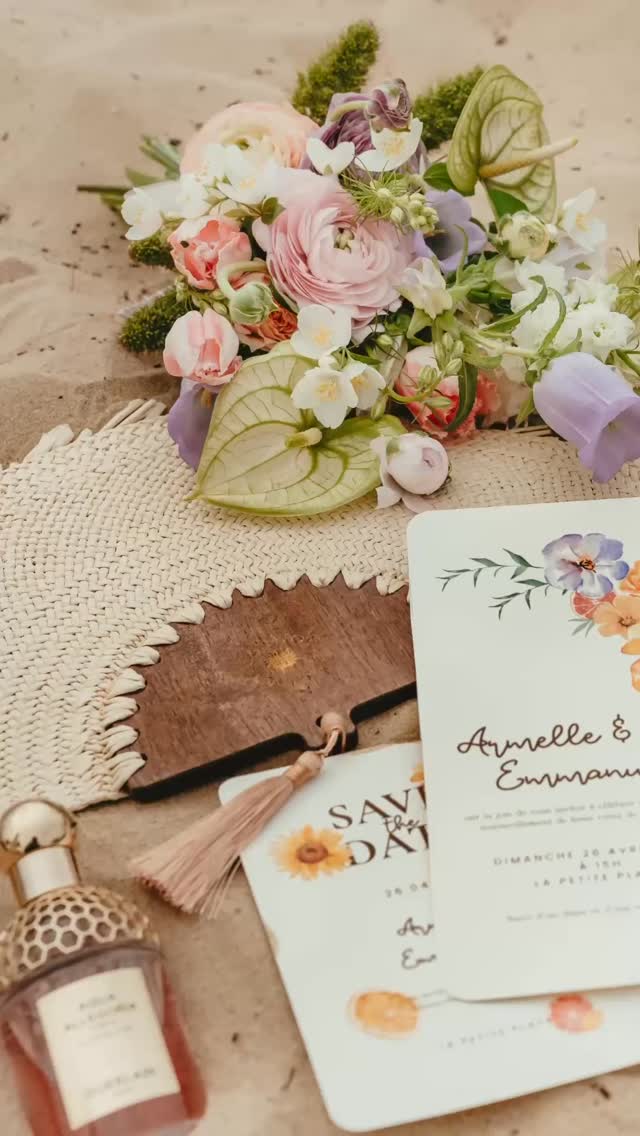 Renouvellement des voeux de Armelle et Emmanuel, entourés de leurs deux grandes filles et d'une équipe de prestataires de folie sur la plage, un lieu de folie ! Organisation et Décoration: @sable.et.cotillons
Lieu de réception : @lapetiteplaya
Photographe : @delphine_pitar_photographe
Vidéo : @lightningdancephotography
Content creator: @florencetacommunitymanager
Fleuriste: @c_linattendu_
Officiante: @ceremoniesbyagathe_
Mobilier et vaisselle : @arcachon.reception
Créatrice de robe de mariée: @dansde_beauxdraps
Costume: @unjouruncostume.bordeaux
Pâtisserie: @amand.in.cakes
Coiffure: @leboudoirdamandine
Mise en beauté: @claraguoytou_mua
Papeterie: @loumiere_creation
Créatrices d’accessoires d’événements sur mesure: @casa___joy
Illustratrice:@levalet_creatif
Photobooth : @la_boite_a_souvenirs33
Tenues de cocktail: @louiseyoung.maisoncreative
Créatrice de bijoux: @lafleurenchantee__
Créatrice d’objets en céramique : @insatelier
Voiture: @2cvlimousinecharente #mariageplage #mariagearcachon #photographemariagegironde #photographemariagebordeaux