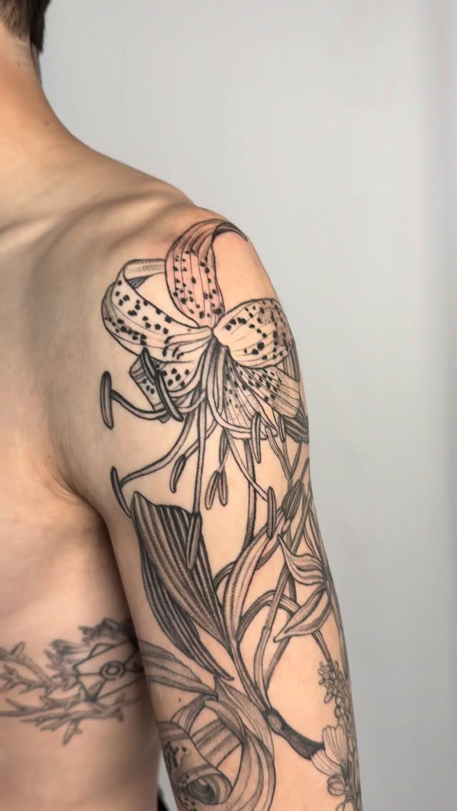 Loved working on this botanical sleeve for Chris. Every session was such a good time. Since heβs an arborist, every plant and flower was chosen with a lot of intention π
β’
β’
#botanicaltattoo #sftattooartist #floraltattoo #darkboranical