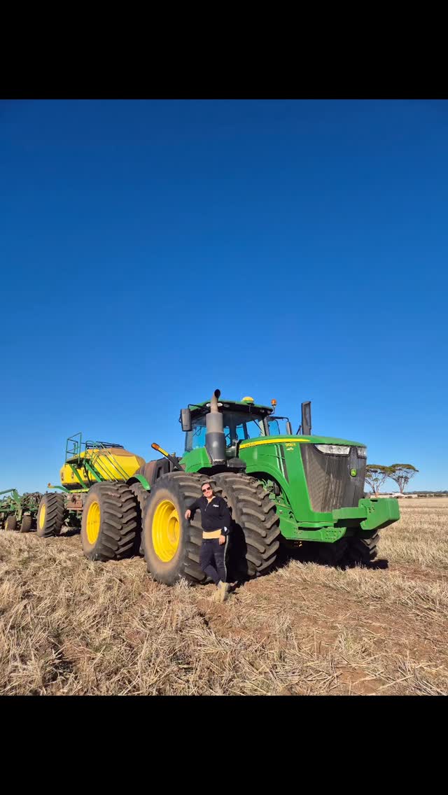 A bit of a different view today.
It's that time of the year, all hands on deck for seeding.
Now let's see some rain please π
#jeweller #farmergirl
