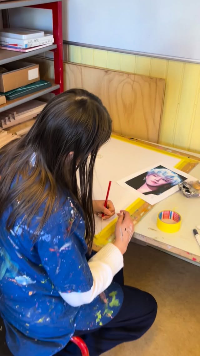 HVEM VILLE DU GERNE MØDE? Det spørgsmål har vi stillet vores elever og bedt dem male et portræt af netop den person 😃🎨🖼️
Det er de nu i fuld gang med i Det Kreative Hus, og - som du kan se på billederne - så går det rigtig godt 🧑🎨
Vi spotter både dronninger og sportsstjerner, musikere og … en orange mand i en orange refleksvest? 🤔
Måske du kan genkende flere af portrætterne allerede? 😃
De færdige malerier bliver udstillet i Herning by i forbindelse med Kulturfest Herning den 6.-13. juni. Her er temaet netop ‘Når vi mødes …’
Kom og se portrætterne - du kan godt glæde dig 😍
Og mon ikke, portrætterne også er med, når vi holder vores årlige forårsudstilling? Det kan du OGSÅ godt glæde dig til 🤩 Mere info følger!
Rigtig god weekend - vi mødes igen på skolen på mandag 😃☀️
#Krea #Portræt #KulturfestHerning #HerningFriskole #etgodtstedatlæreværeogvokse
