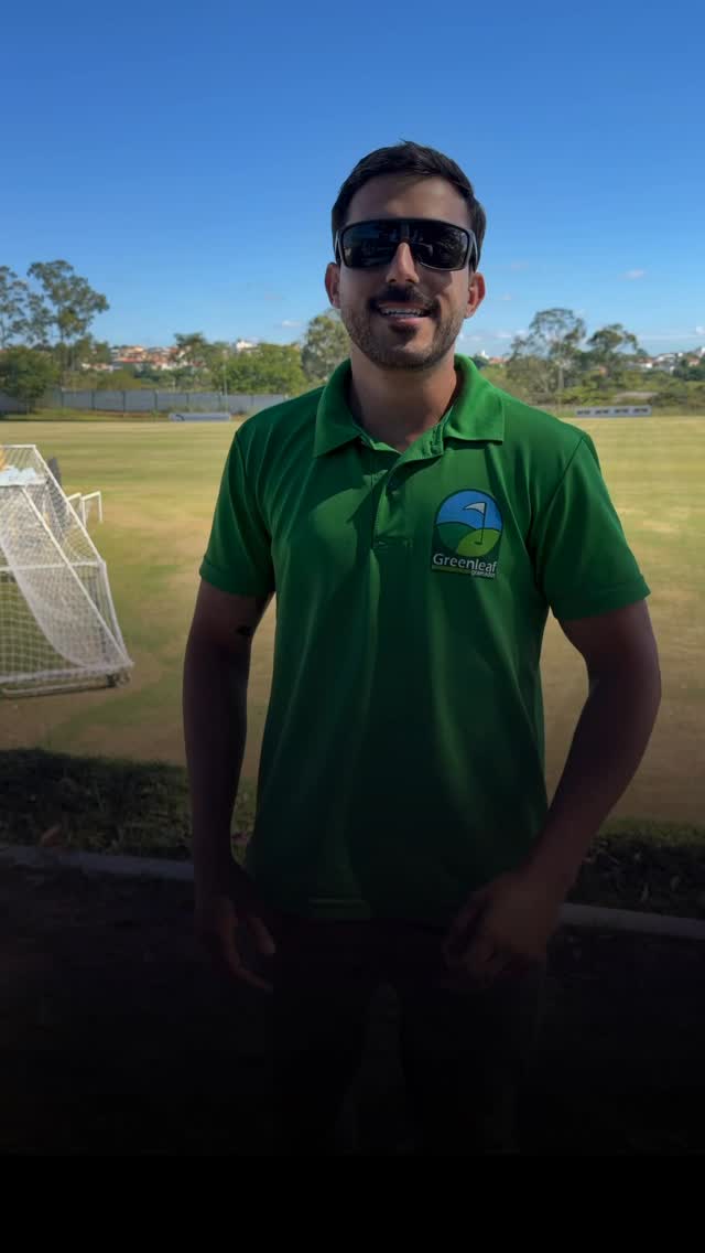 O overseeding segue avançando no CT do América.
As sementes já foram aplicadas e agora entramos na etapa de topdressing, um manejo fundamental para melhorar o contato da semente com o solo, favorecer a germinação e garantir maior uniformidade no crescimento da nova grama.
E neste processo estamos agregando um diferencial importante: aplicação de calcário junto ao topdressing para correção do pH do solo.
Esse ajuste é essencial porque o pH influencia diretamente a disponibilidade de nutrientes para a planta. Com o solo equilibrado, a grama consegue absorver melhor os nutrientes, desenvolver raízes mais fortes e responder com mais vigor durante o inverno.
No vídeo, o Gustavo mostra como esse trabalho vem sendo conduzido na prática. Confira!