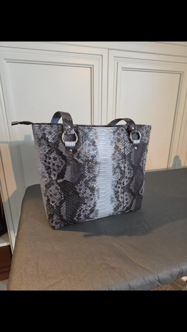 The exterior of the Julie Tote showcases a dynamic play of light and dark scales, accented by polished chrome hardware and sturdy O-ring handles. Its structured silhouette ensures the bag keeps its shape even when fully loaded, while the extended zipper closure keeps your essentials secure. The interior has a zipper pocket and 3 slip pockets. Truely a pleasure to make!
#stylishbag #everdaybag #handmade #classicbag