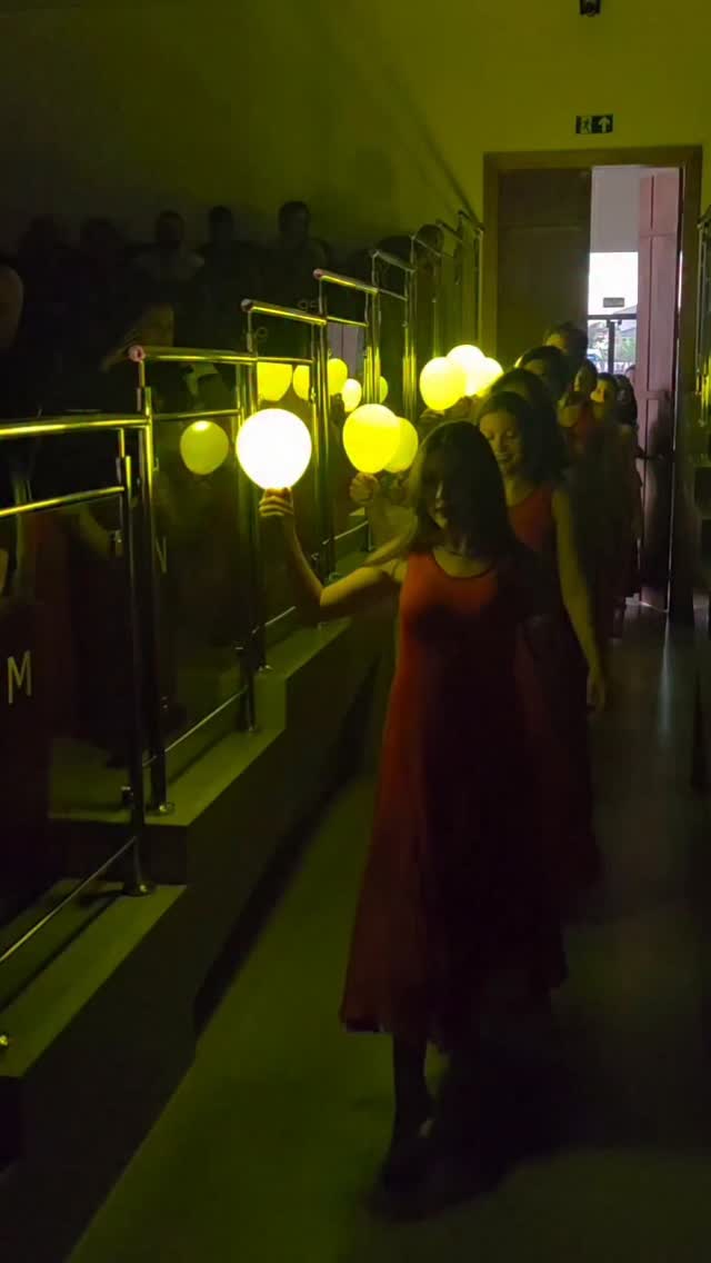 A última edição do Laço de Cordas foi além de um espetáculo… foi um reencontro com as nossas raízes. 🌾🎶
Com o tema “A viola como herança”, vivemos uma noite que atravessou gerações através da música, da dança e da emoção.
A Cia de Ballet Marie Padille deu vida ao palco com a sensibilidade do corpo em movimento, enquanto os violeiros Samuel Edno, Rafael Vasquez e Leandro Caruso traduziram, em cada acorde, a alma da nossa cultura. Anna Cristal encantou também na voz, ao lado de Manuela Maria e Élson, trazendo ainda mais sentimento às canções que contam histórias do nosso povo.
Na percussão, Henrique Nonato deram pulsação a esse encontro, conectando tradição e presença em cada batida.
Foi uma celebração do amor pela viola… um legado que não se perde, que se ensina, que se sente, e que continua vivo em cada geração que escolhe manter essa chama acesa.
Porque a viola não é só instrumento… é memória, é identidade, é herança. 💛
