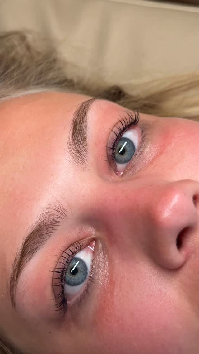🖤 LASHLIFT
Denne vippebehandling er lige noget for dig, som ønsker at dine vipper syner længere, fyldigere og med mere volumen! 💥
Et lashlift er et semi-permanent vippebuk, som løfter dine vipper og får dine øjne til at poppe! 🫶🏼
Behandlingen kan udføres på alle vipper - lige meget om dine vipper ikke buer, stikker i forskellige retninger eller bukker nedad!
Lashlift er ikke skadeligt for dine vipper, og produkterne indeholder plejende ingredienser, så dine vipper har de bedste forudsætninger under og efter behandling. 😍
Sådan booker du:
Du går ind på vores hjemmeside, www.lajolie.dk, og vælger ‘BOOKING’, eller klikker på link i bio.
Du klikker på ‘LASHLIFT’, vælger med eller uden farve, og trykker fortsæt.
Du vælger en af de dygtige behandlere, Amy eller Kris, og vælger herefter en tid, der passer dig.
Du afslutter med at taste dine informationer ind og bekræfter din booking. 😍
Skriv endelig til os, hvis du har spørgsmål eller har brug for assistance, så hjælper vi gerne! ❤️🔥
#lajoliedk #heledig #lashlift