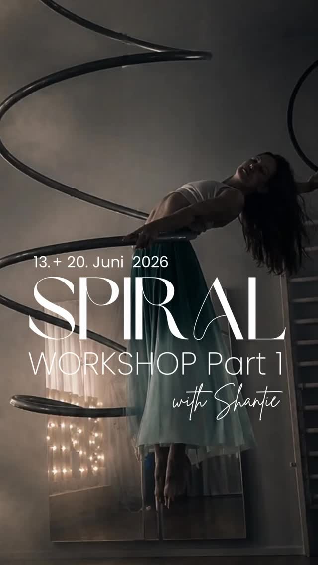 ✨ AERIAL SPIRAL – WORKSHOP SERIES✨
Part 1 mit @shantaerial
Ein einzigartiges, seltenes Angebot jetzt bei uns im Spin-Up.
In diesem exklusiven Workshopformat (max. 3 Teilnehmer:innen) tauchst du Schritt für Schritt in die Welt der Aerial Spiral ein.
Ruhig, spielerisch und mit viel Raum für dich.
💫 Was dich erwartet
Aerial Spiral ist eine besondere Disziplin: fliessend, kreativ und ausdrucksstark.
In kleinen Gruppen begleitet Shantie dich individuell auf deinem Einstieg.
💫 Workshop Aufbau
Part 1 – Getting to know the Spiral
Impro Games & erste einfache Figuren
Part 2 – Poses & Transitions
Verbindungen verstehen & fliessen lernen
Part 3 – Longer Combinations
Bewegung zu längeren Sequenzen verbinden
🤍 Wichtig
Der Workshop ist bewusst als aufbauende Serie konzipiert.
Wir starten mit Part 1 (Intro Workshop).
Bei Interesse folgen Part 2 & 3.
⚠️ Limitierte Plätze
Nur 3 Teilnehmerinnen pro Workshop
→ für maximale Betreuung & Tiefe
💫 Preis
CHF 120 pro Person für Part 1.
Durch die sehr kleine Gruppengrösse und die Exklusivität des Formats entsteht ein besonders intensives und individuelles Workshop-Erlebnis.
✨ Jetzt entdecken
Verpasse diese besondere Gelegenheit nicht
und sichere dir deinen Platz.
👉 Anmeldung über Eversports
Wir freuen uns sehr auf dich!