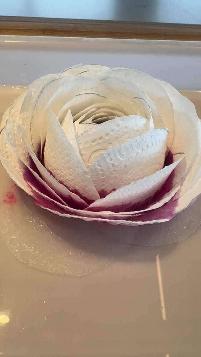 Et si le plus beau cadeau de ta fête des mères venait des mains de ton enfant ? 🌹
Du sopalin. Un verre. Deux feutres. Un peu d’eau.
C’est vraiment tout ce qu’il faut.
Ses petites mains qui créent quelque chose d’unique pour toi.
Sans écran, sans magasin.
Juste lui, sa créativité et son amour. 🌿
Ce moment-là, aucun cadeau acheté ne peut le remplacer. 🤎
C’est pour ça que j’ai créé la Méthode 0 Écran pour que ces moments deviennent votre quotidien, pas juste le 25 mai.
Sauvegarde avant de l’oublier 🌹 ton enfant peut faire ça dès ce soir.
Rejoins les parents qui ont déjà changé leur quotidien :
👉 Méthode 0 Écran en bio. 🌿
#fetedesmeres #maman #enfant #cadeaufaitmaison #parentalitebienveillante